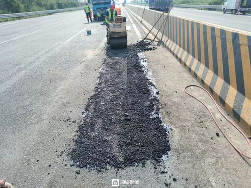 慶云公路分中心展開路面坑槽挖補工作