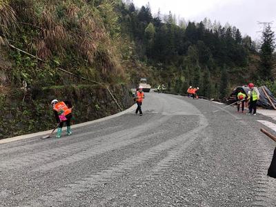 貴州橋梁集團加快推進縣鄉公路路面改善提升工程，助力鄉村振興